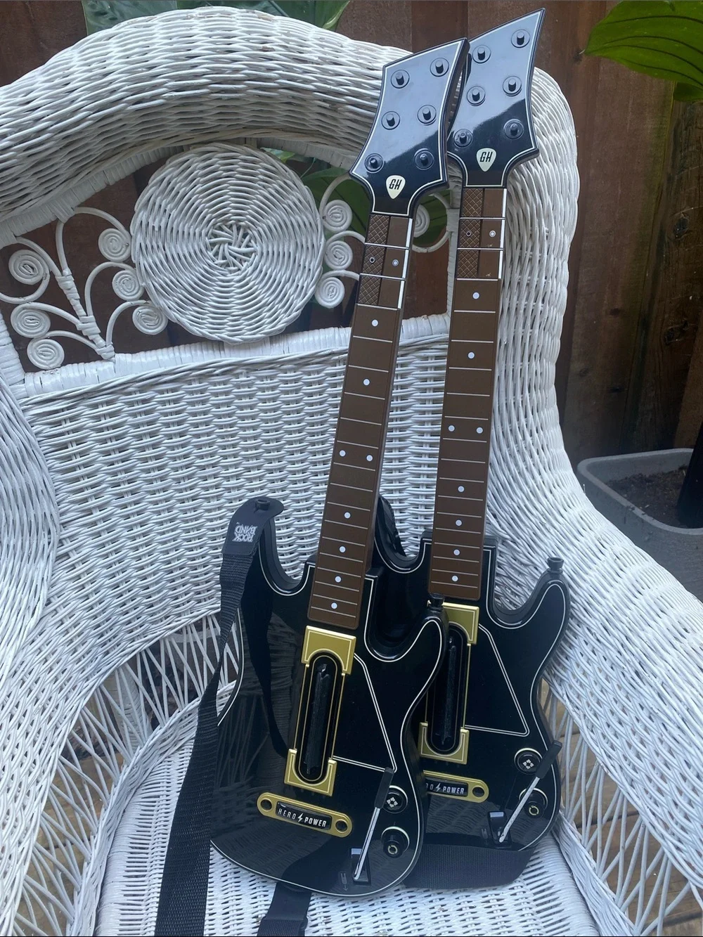 X Box 1 2Wireless Dual Guitar Controllers, Guitar Hero Live, 1 dongle, 2 straps - Picture 12 of 16